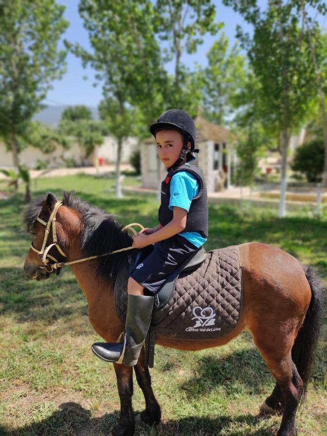 אזרו Le Vallon Vert - Club Equestre מראה חיצוני תמונה