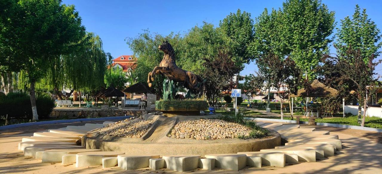 אזרו Le Vallon Vert - Club Equestre מראה חיצוני תמונה